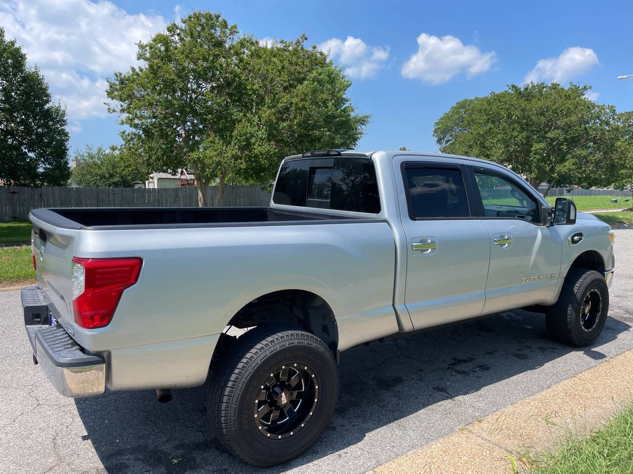 Used 2017 Nissan Titan SV RWD image 6