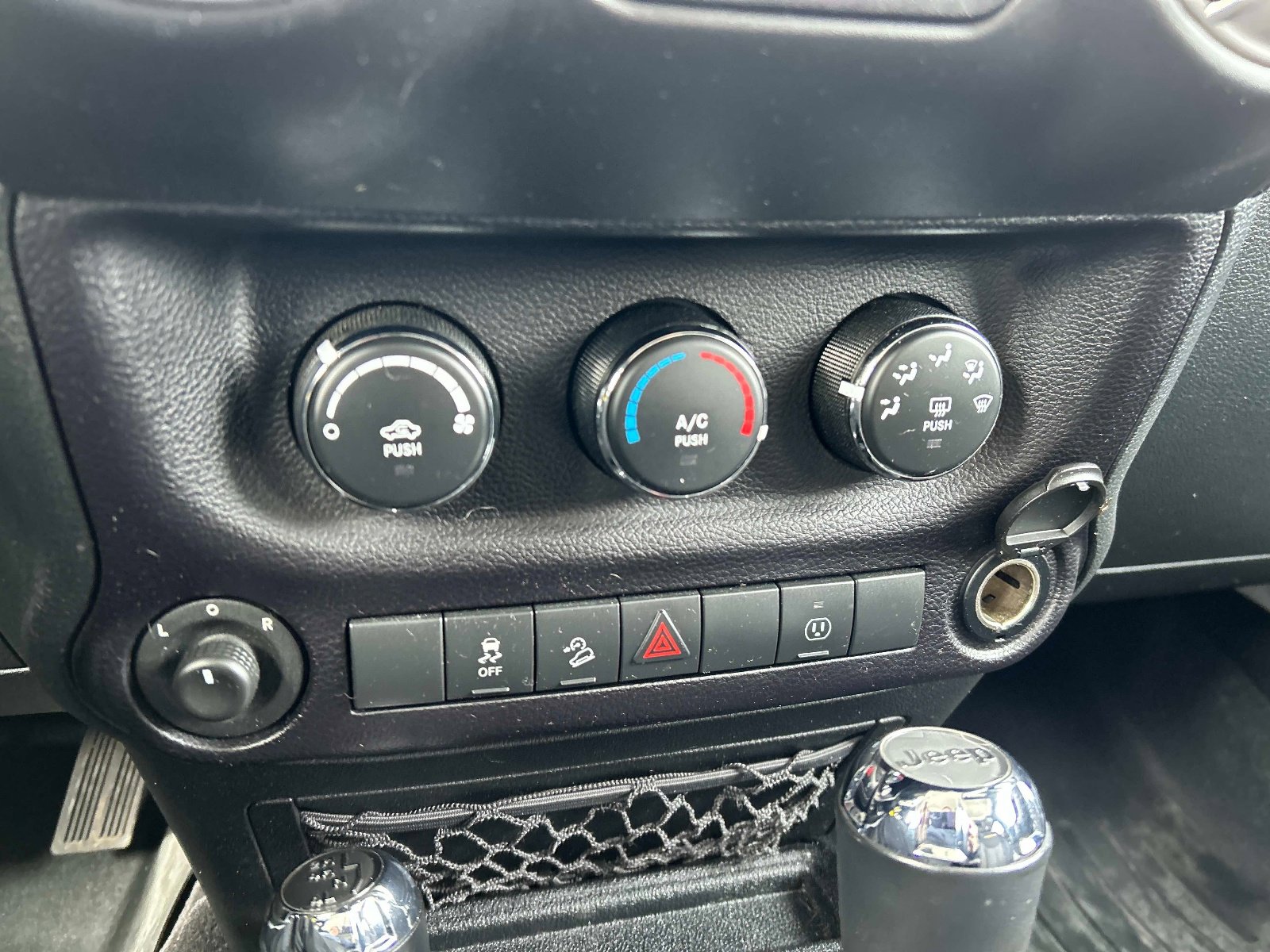 Used 2015 Jeep Wrangler Unlimited Sahara w/ Connectivity Group image 31