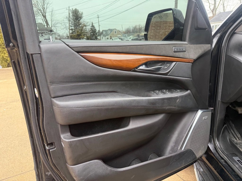 Used 2020 Cadillac Escalade Luxury w/ Escalade Sport Edition image 25