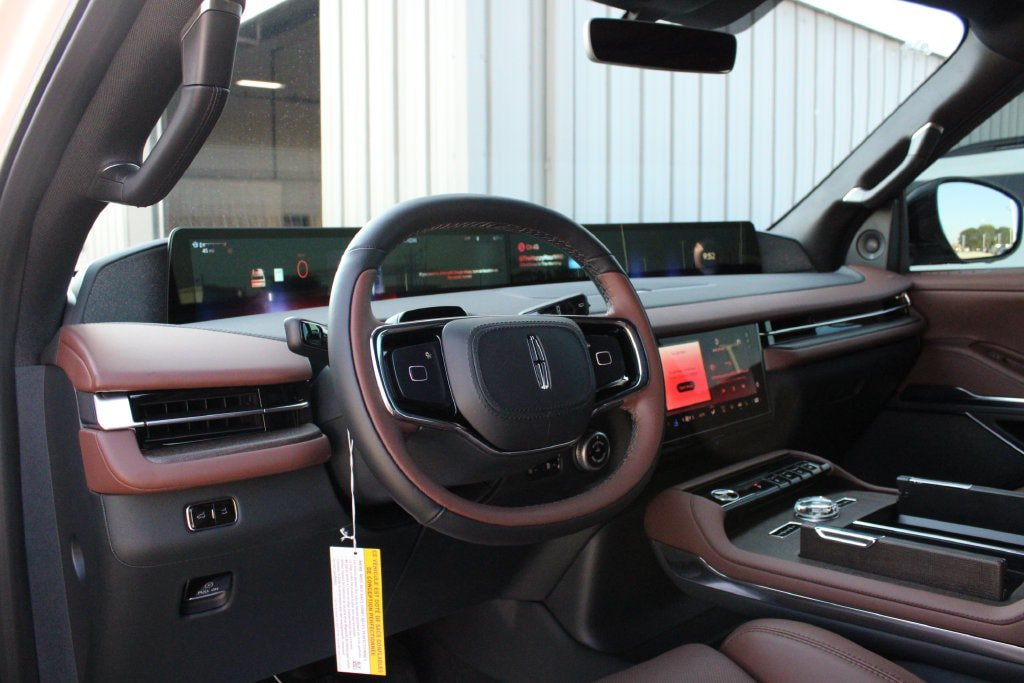 New 2027 Lincoln Navigator Reserve AWD/4WD image 2