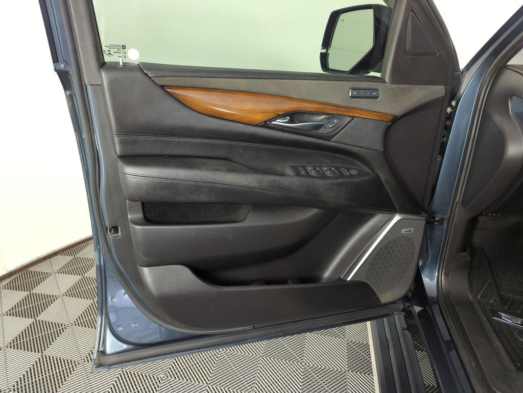 Used 2020 Cadillac Escalade ESV Premium Luxury RWD image 17