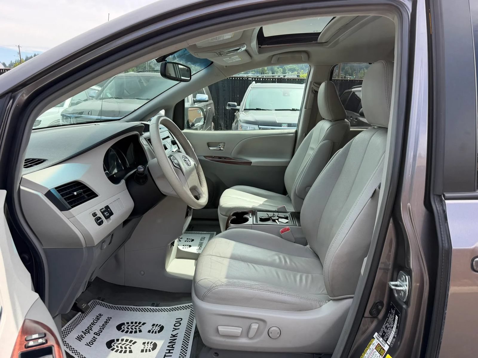 Used 2013 Toyota Sienna XLE FWD image 8