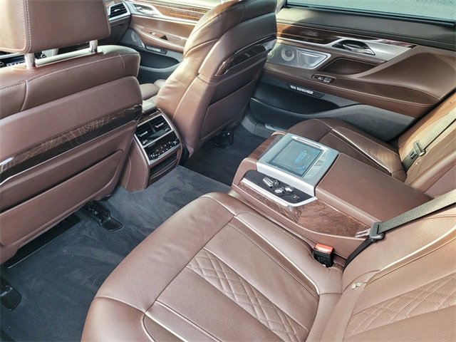 Used 2018 BMW 750i image 10