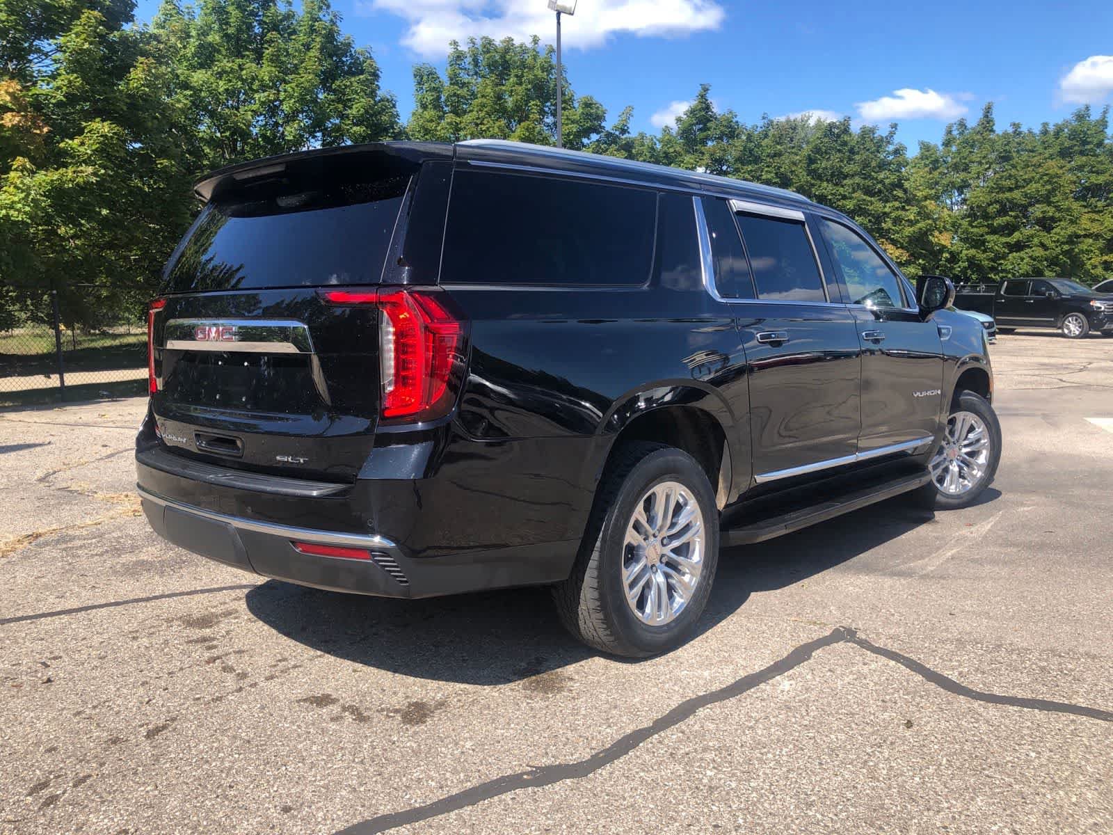 Used 2023 GMC Yukon XL SLT AWD/4WD image 3