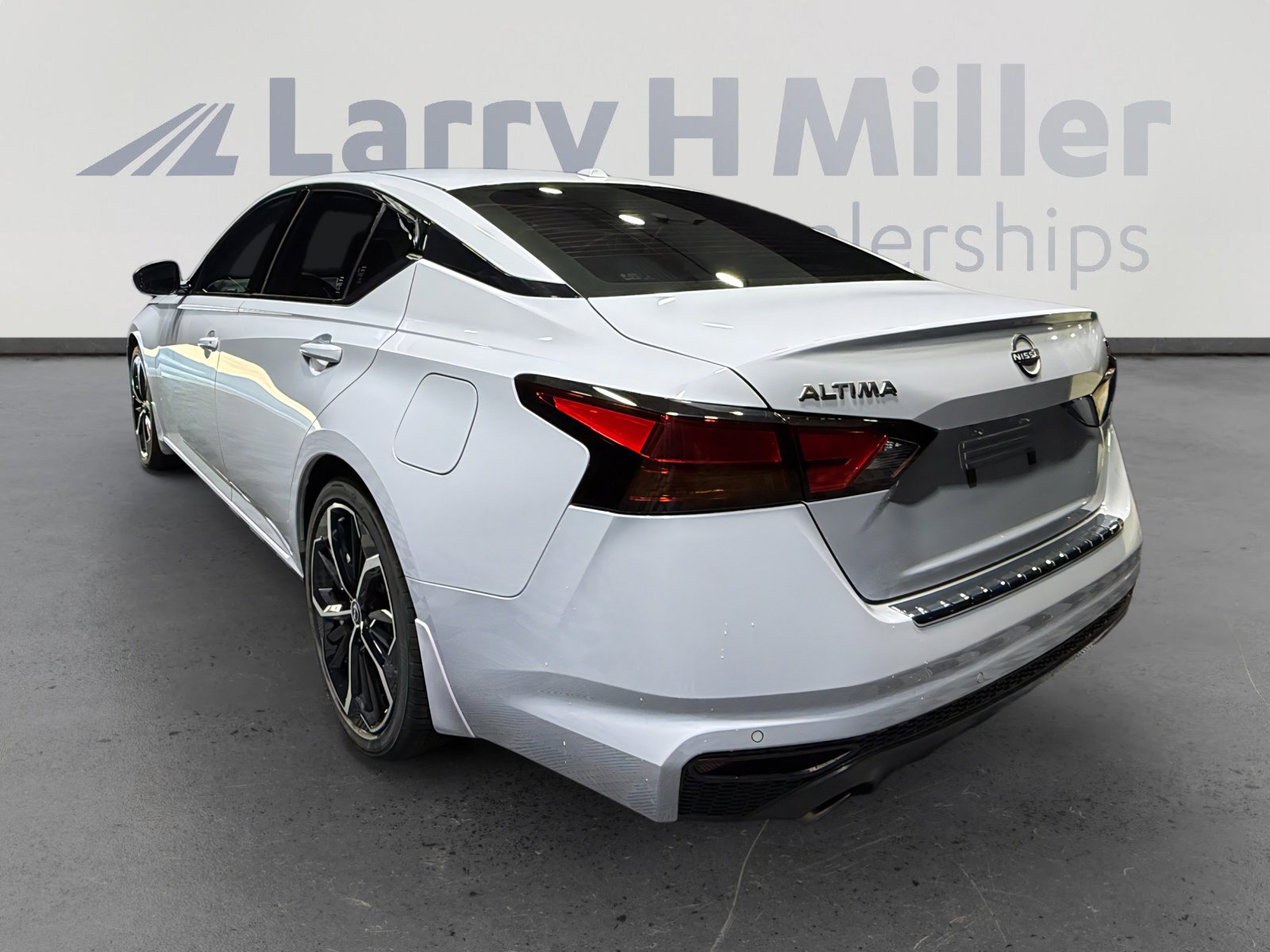 Certified 2023 Nissan Altima 2.5 SR w/ SR Premium Package FWD image 3