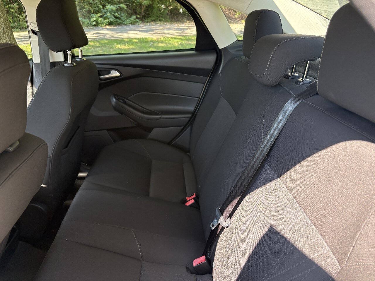 Used 2015 Ford Focus SE FWD image 21