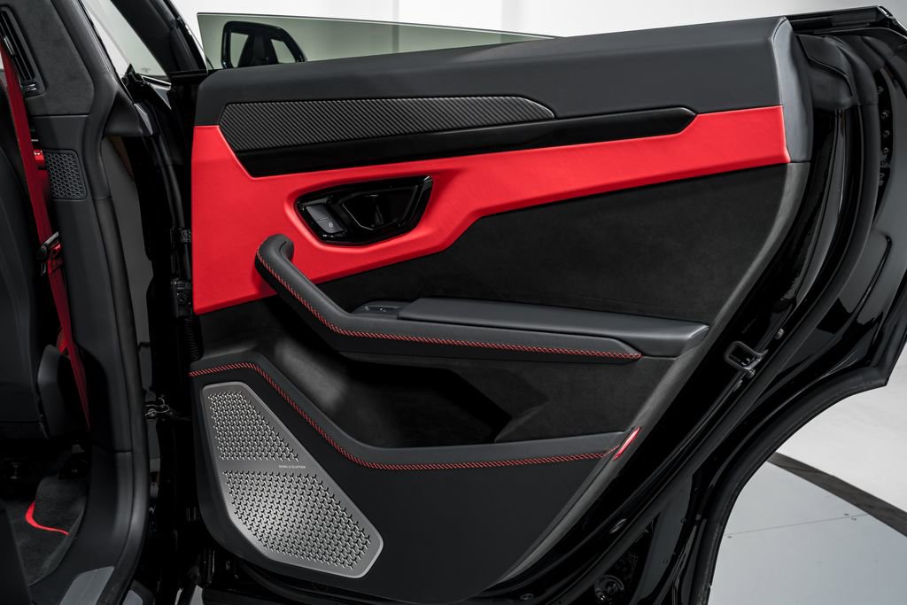 Used 2025 Lamborghini Urus SE image 38