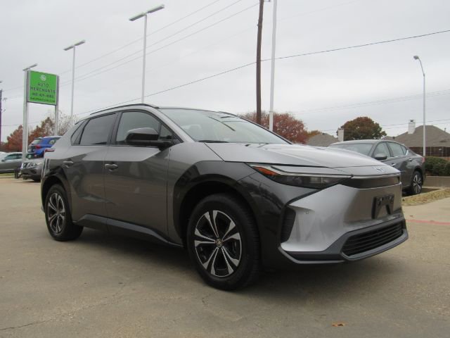 Used 2023 Toyota bZ4X XLE w/ Weather Package image 5