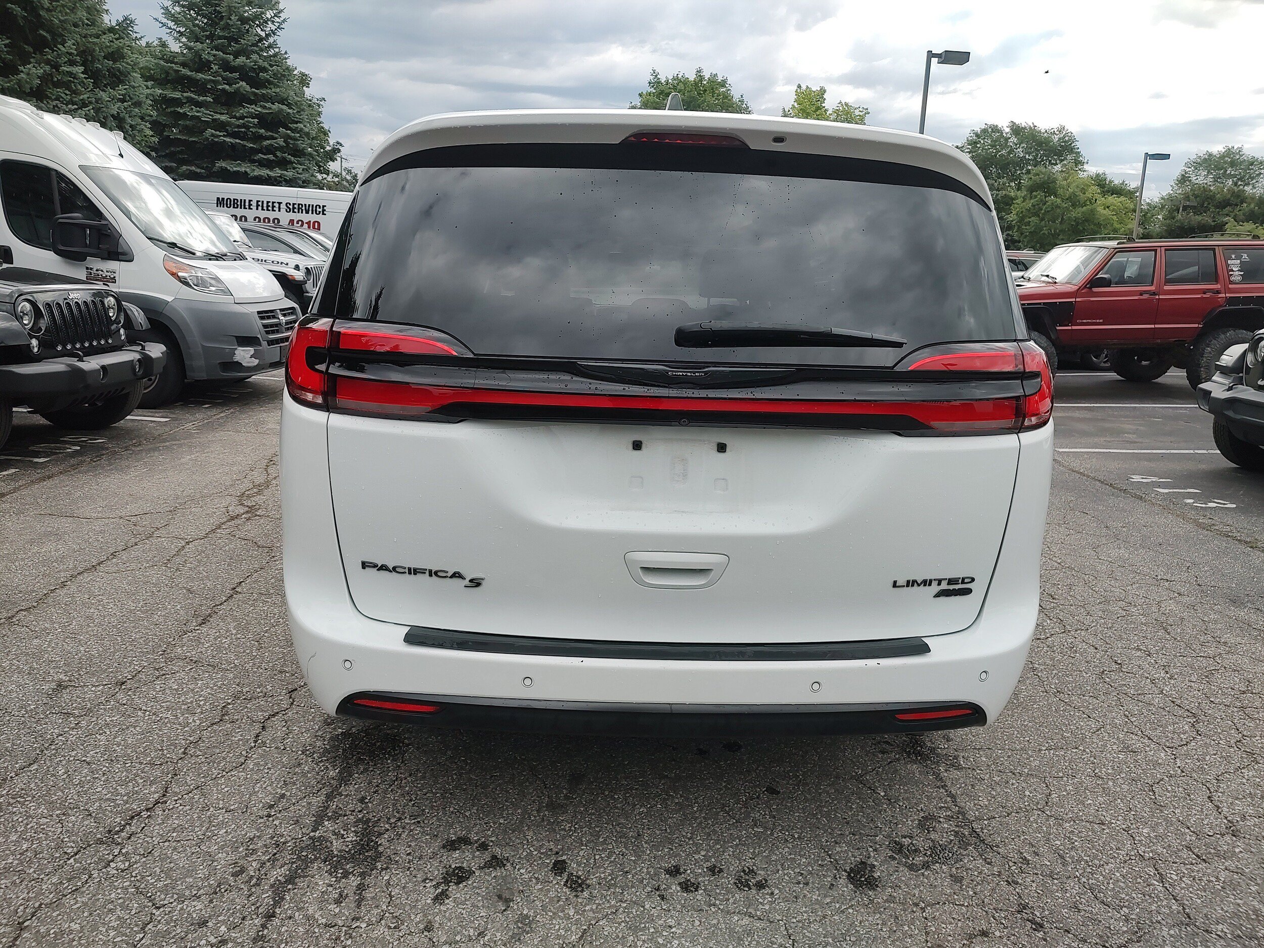 Certified 2023 Chrysler Pacifica Limited w/ Uconnect Theater Family Group AWD/4WD image 3