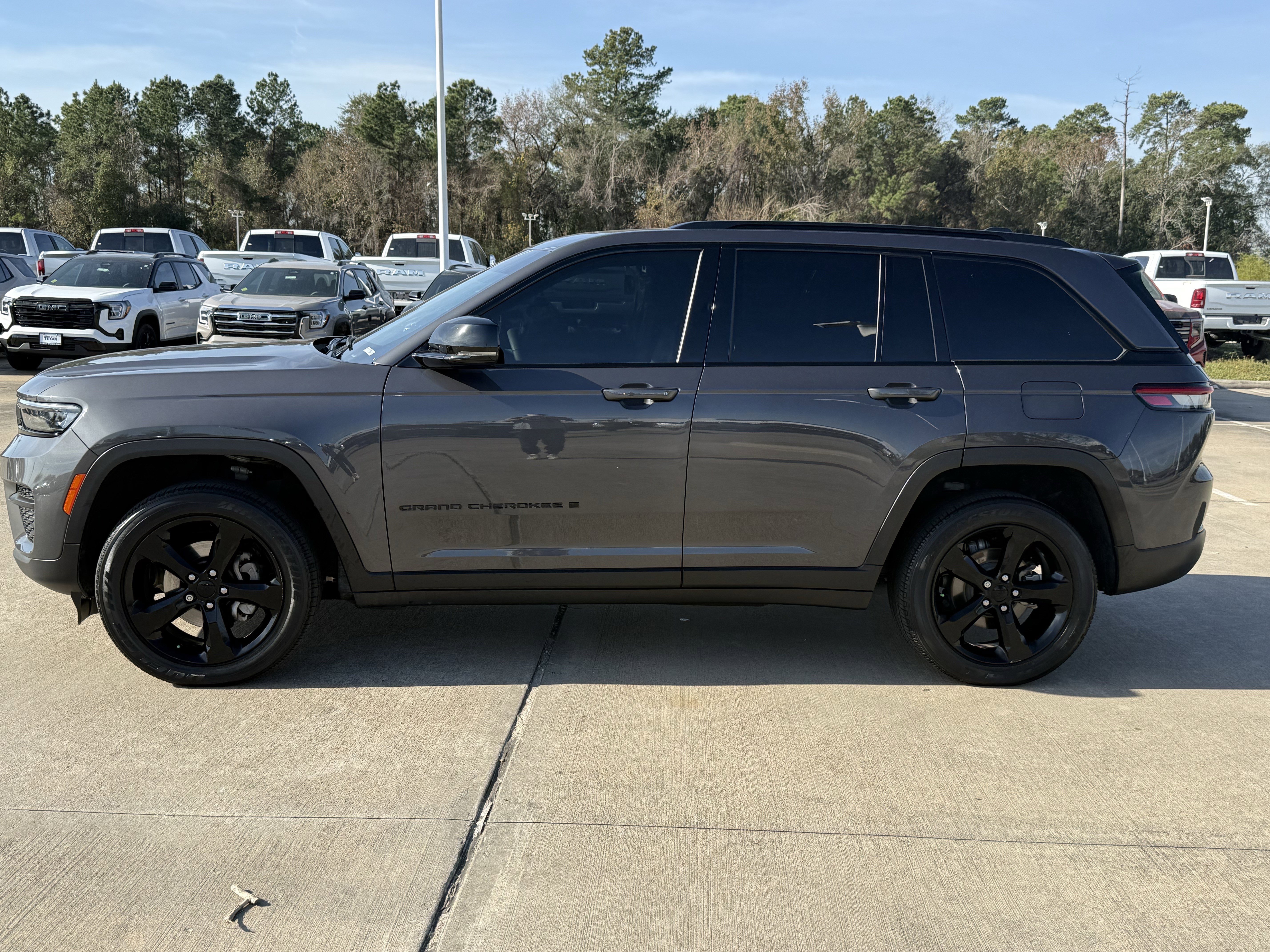 Used 2023 Jeep Grand Cherokee Altitude image 8