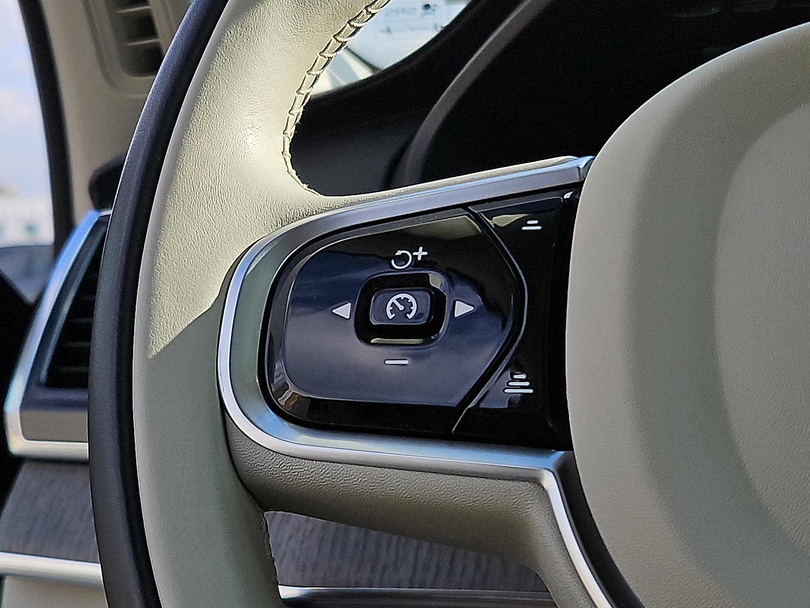 Certified 2023 Volvo XC90 B6 Ultimate w/ Protection Package image 22