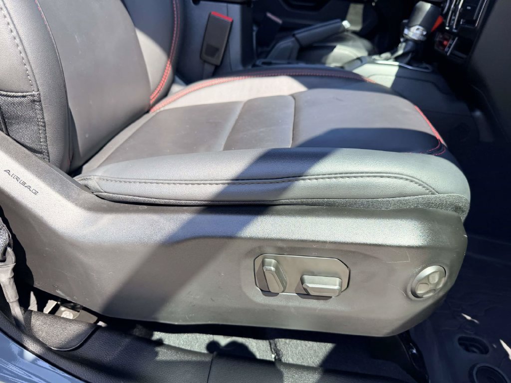 Used 2025 Jeep Wrangler Unlimited Rubicon AWD/4WD image 14