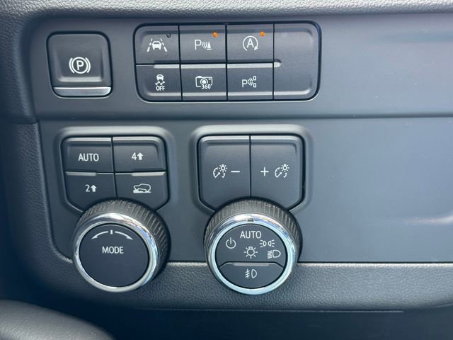 Used 2025 Chevrolet Suburban RST AWD/4WD image 21