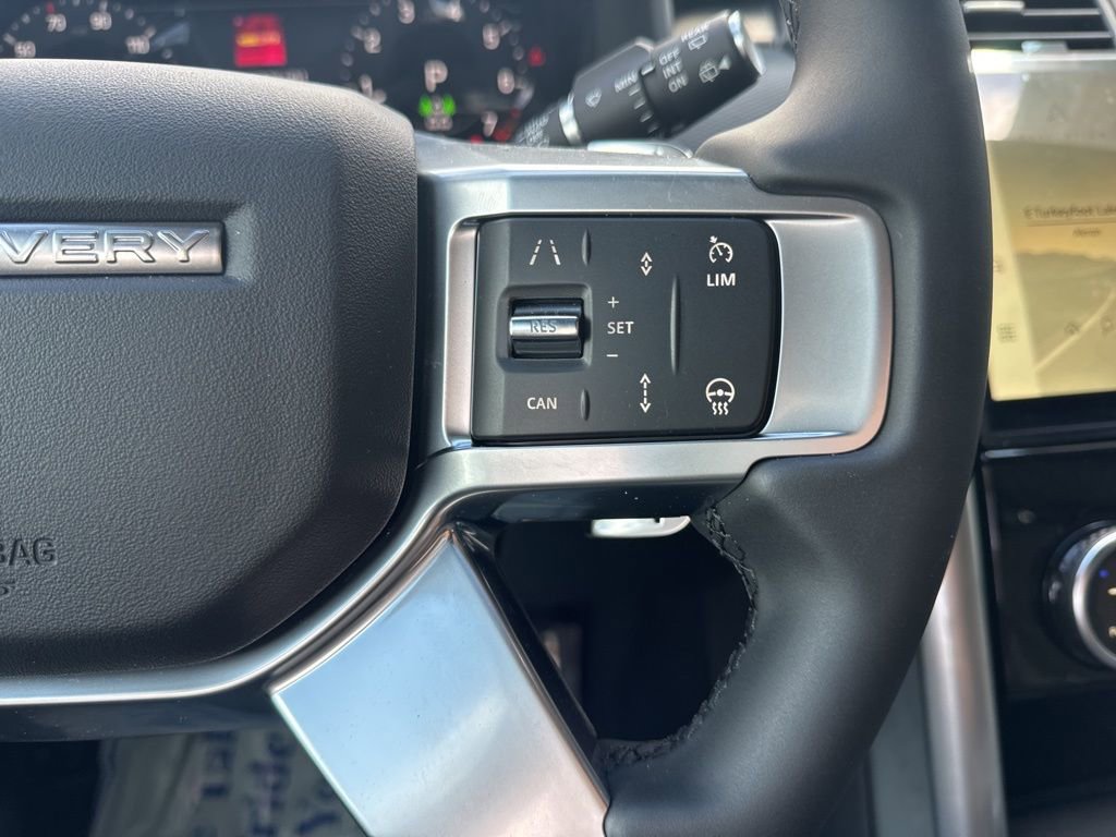 New 2024 Land Rover Discovery Dynamic SE image 18