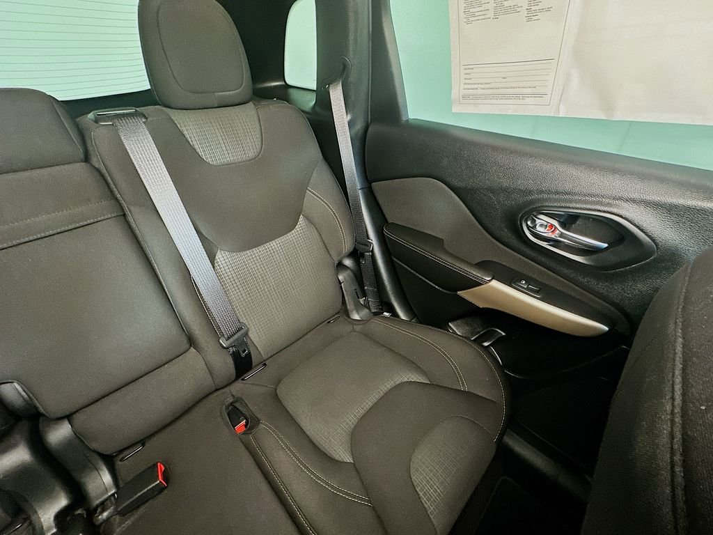 Used 2017 Jeep Cherokee Latitude w/ Comfort & Sound Group image 14