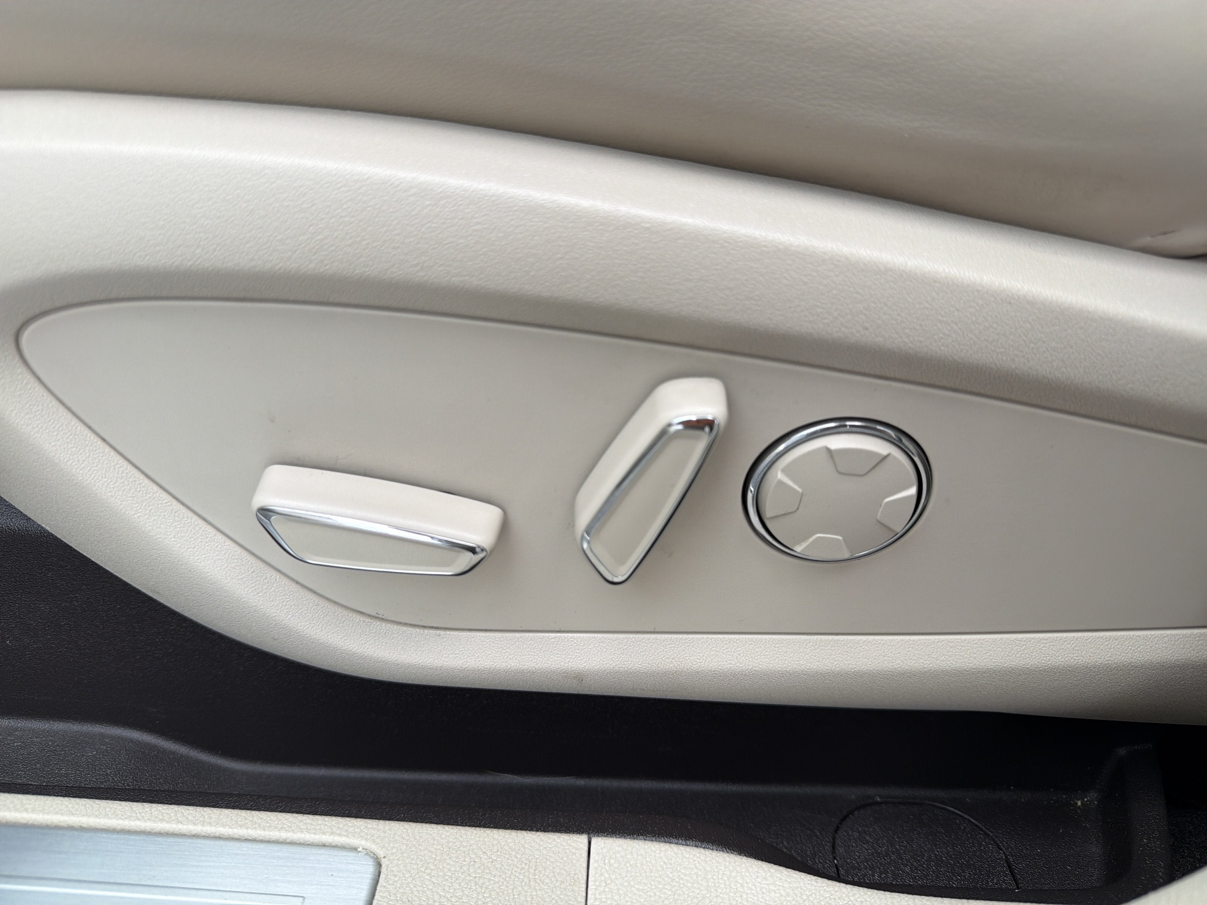 Used 2019 Lincoln MKC Select w/ Select Plus Package AWD/4WD image 8