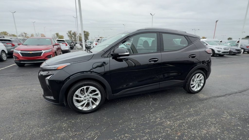 Used 2022 Chevrolet Bolt EUV LT w/ Comfort Package FWD image 4