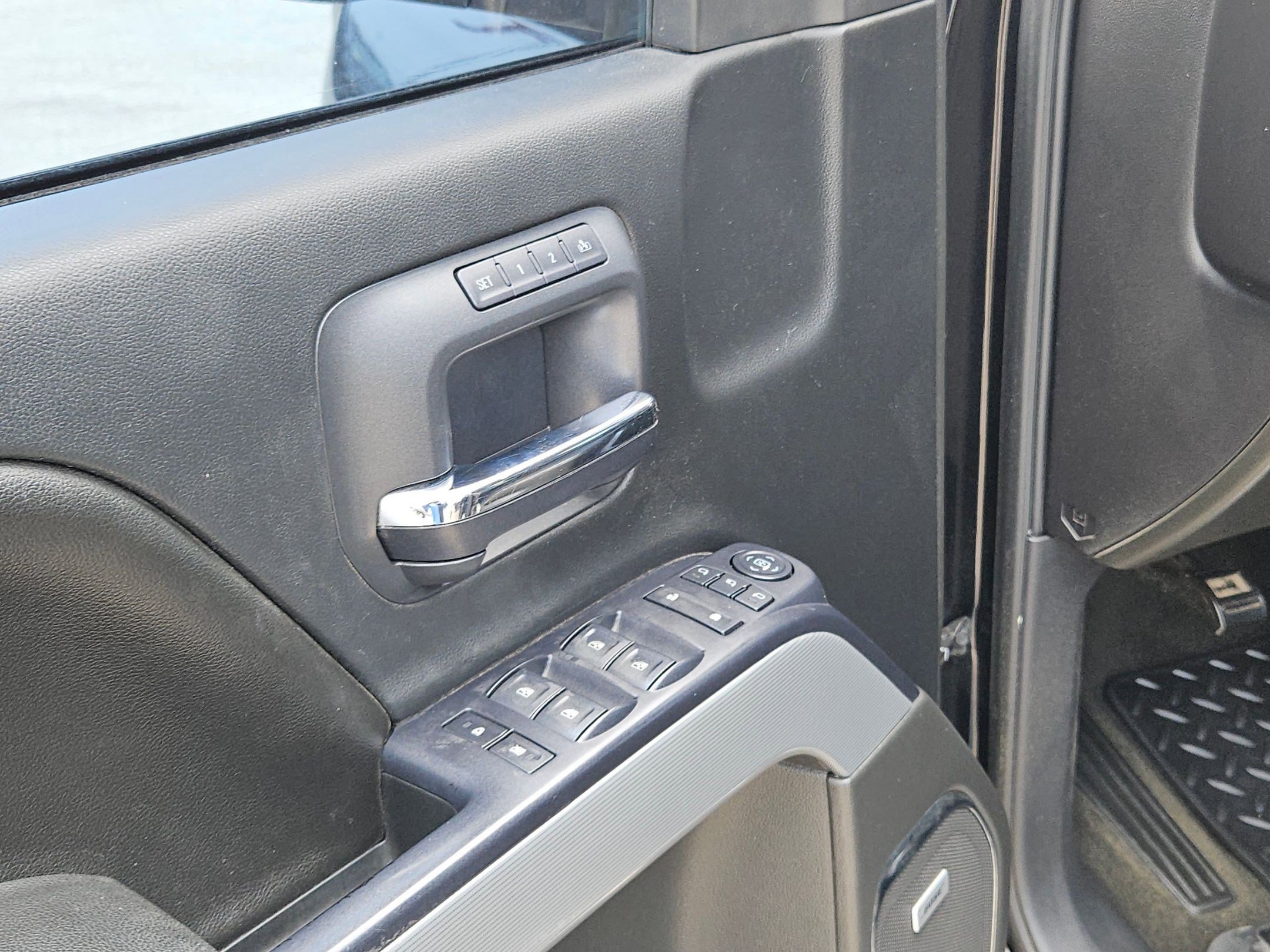 Used 2015 Chevrolet Silverado 1500 LTZ AWD/4WD image 12