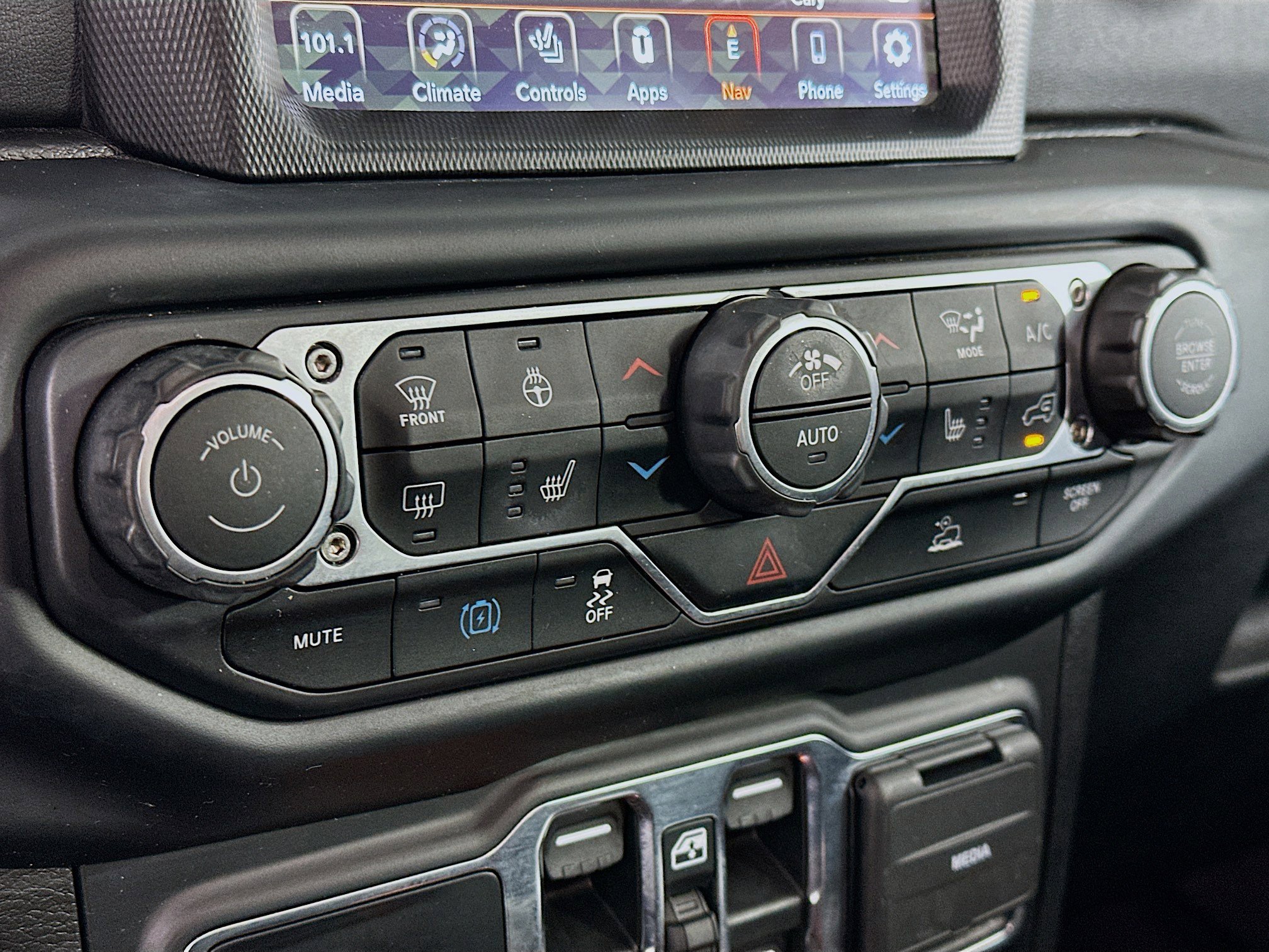 Used 2022 Jeep Wrangler Sahara w/ Cold Weather Group image 24