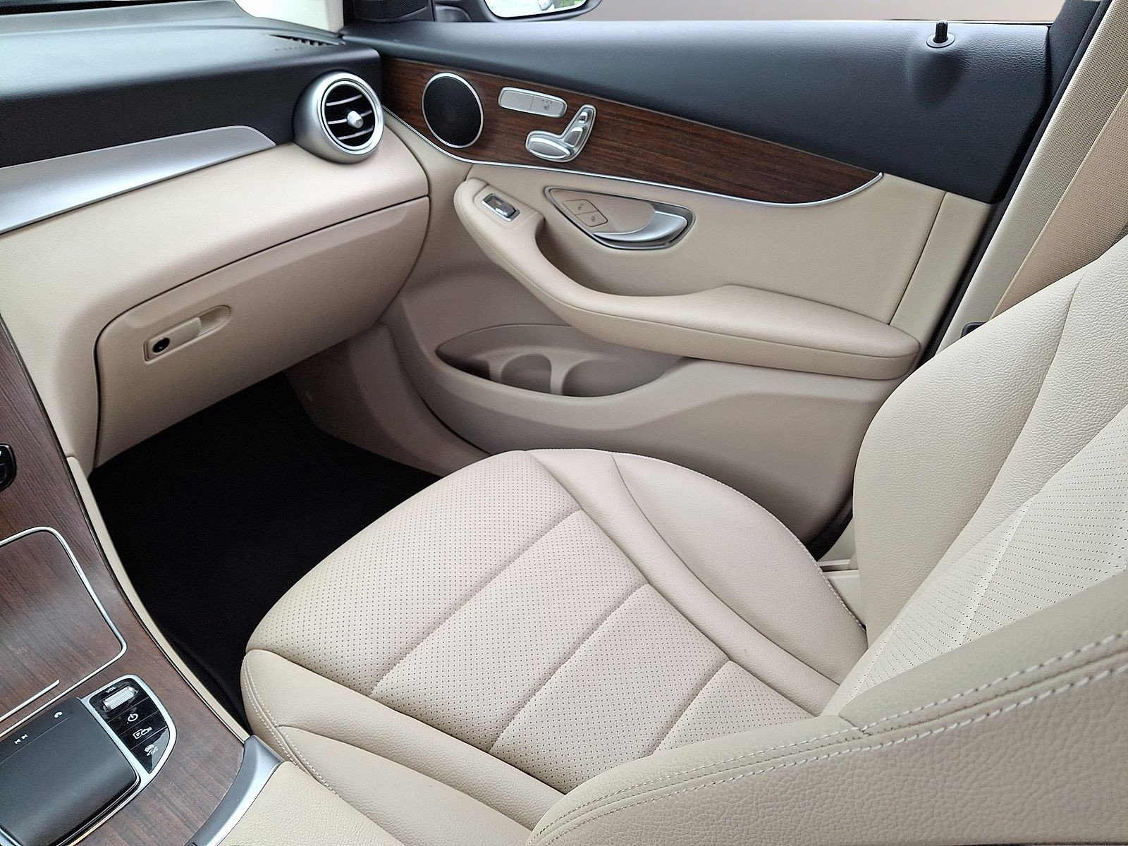 Used 2022 Mercedes-Benz GLC 300 4MATIC image 4