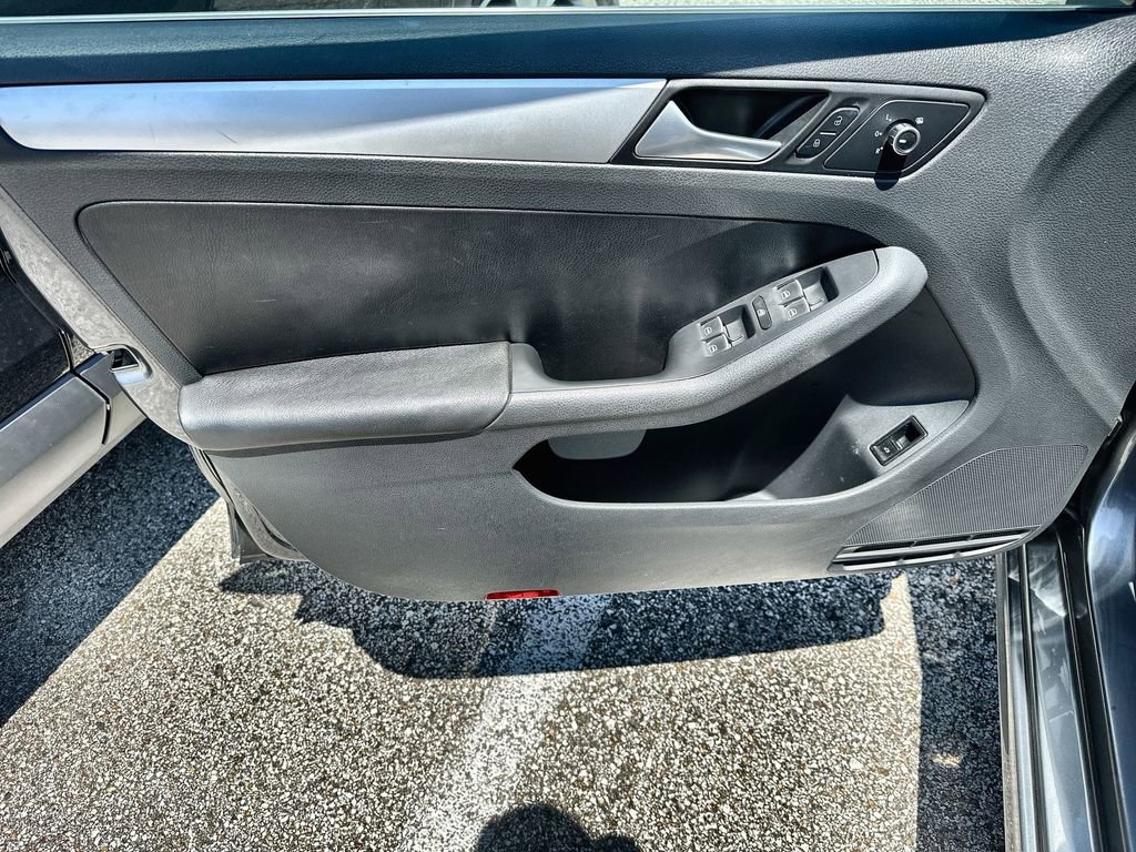 Used 2013 Volkswagen Jetta SE FWD image 9