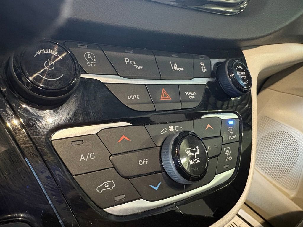 Used 2023 Chrysler Pacifica Touring-L image 29