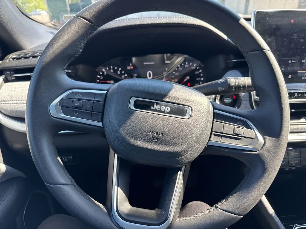 Used 2024 Jeep Compass Latitude image 2