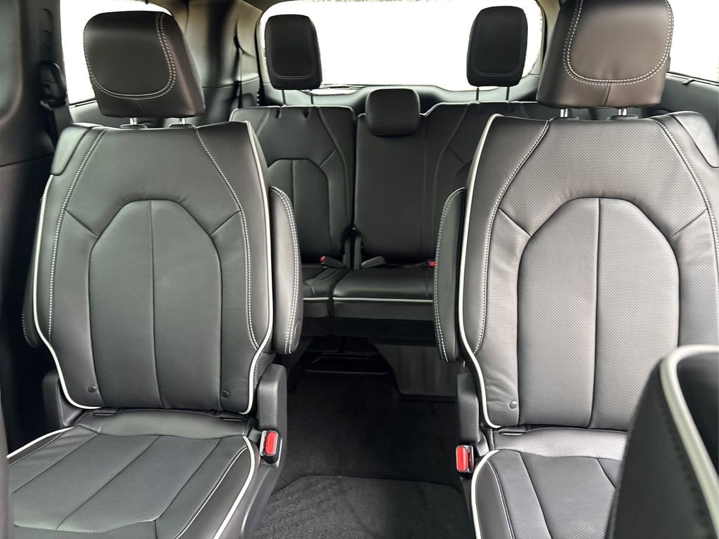 New 2026 Chrysler Pacifica Limited w/ Uconnect Theater Family Group image 18