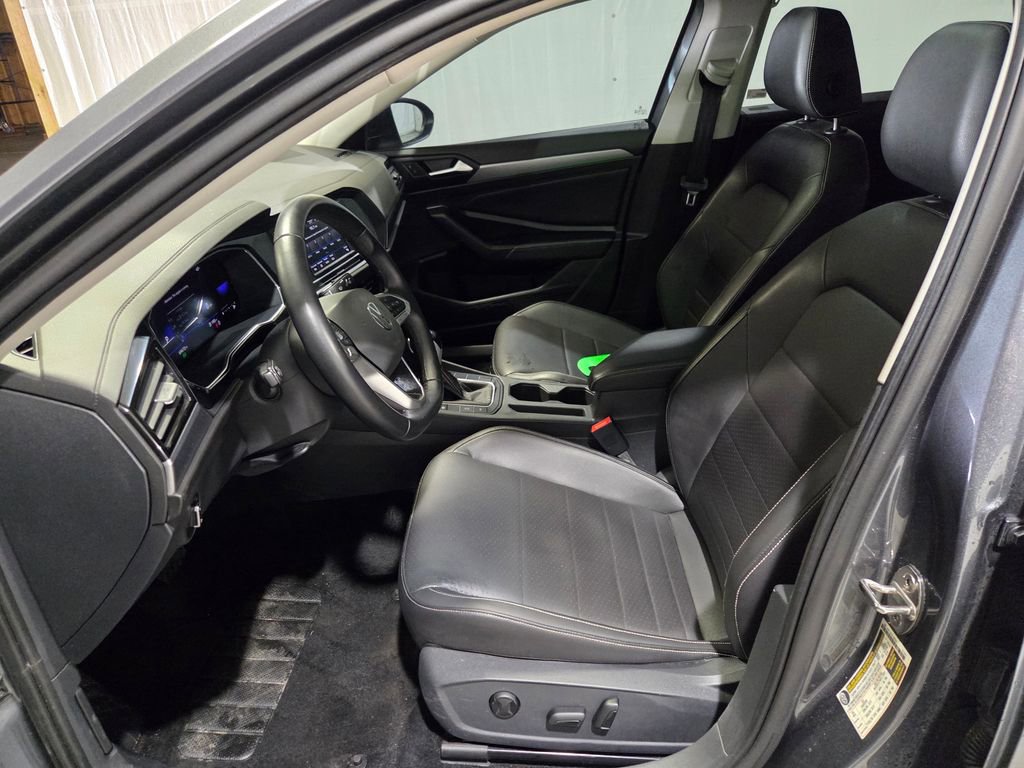 Used 2023 Volkswagen Jetta SE w/ Panoramic Sunroof Package image 9