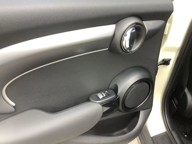 Used 2023 MINI Cooper 4-Door Hardtop image 18