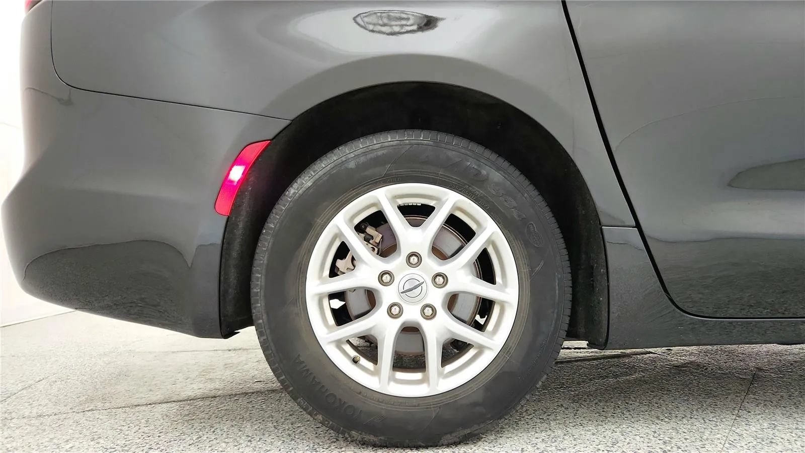 Used 2023 Chrysler Pacifica Touring-L FWD image 13