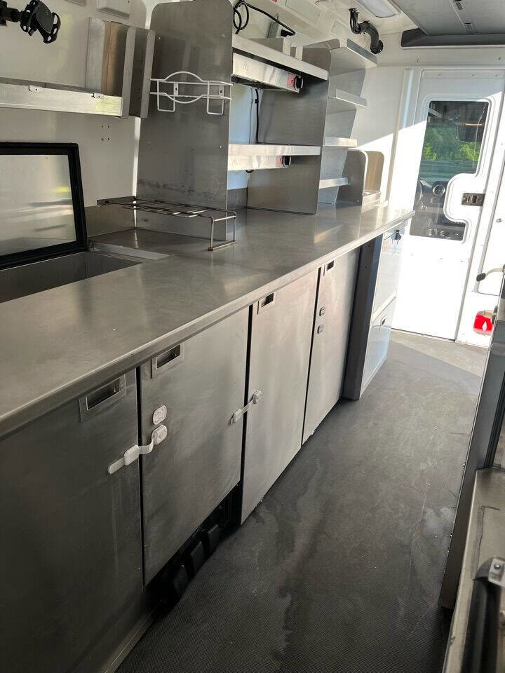 Used 2022 Mercedes-Benz Sprinter 4500 image 34