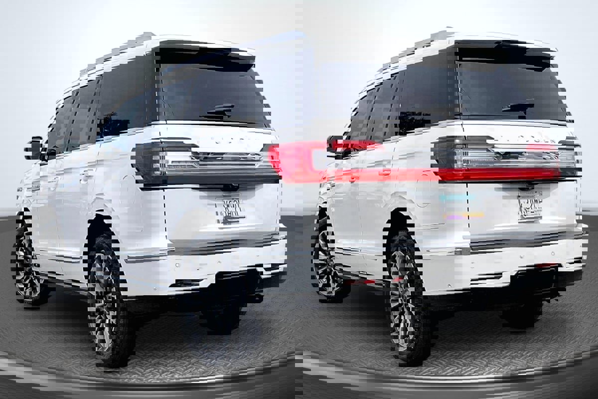 Used 2020 Lincoln Navigator Reserve image 2