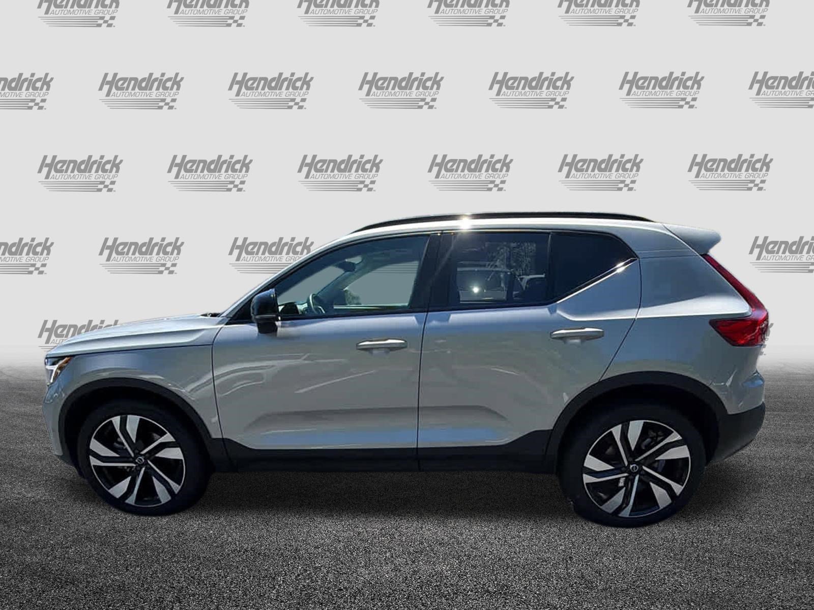 Used 2025 Volvo XC40 B5 Plus AWD/4WD image 9