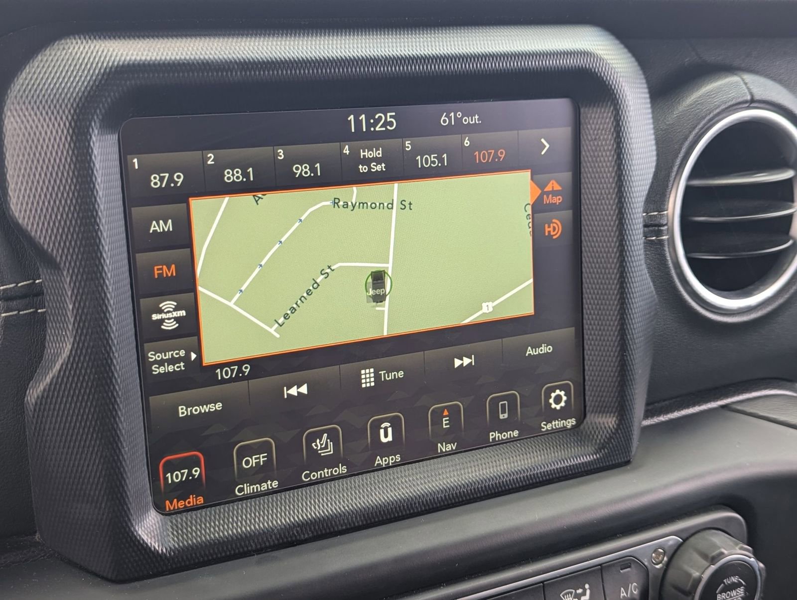 Used 2020 Jeep Wrangler Unlimited Sahara image 14