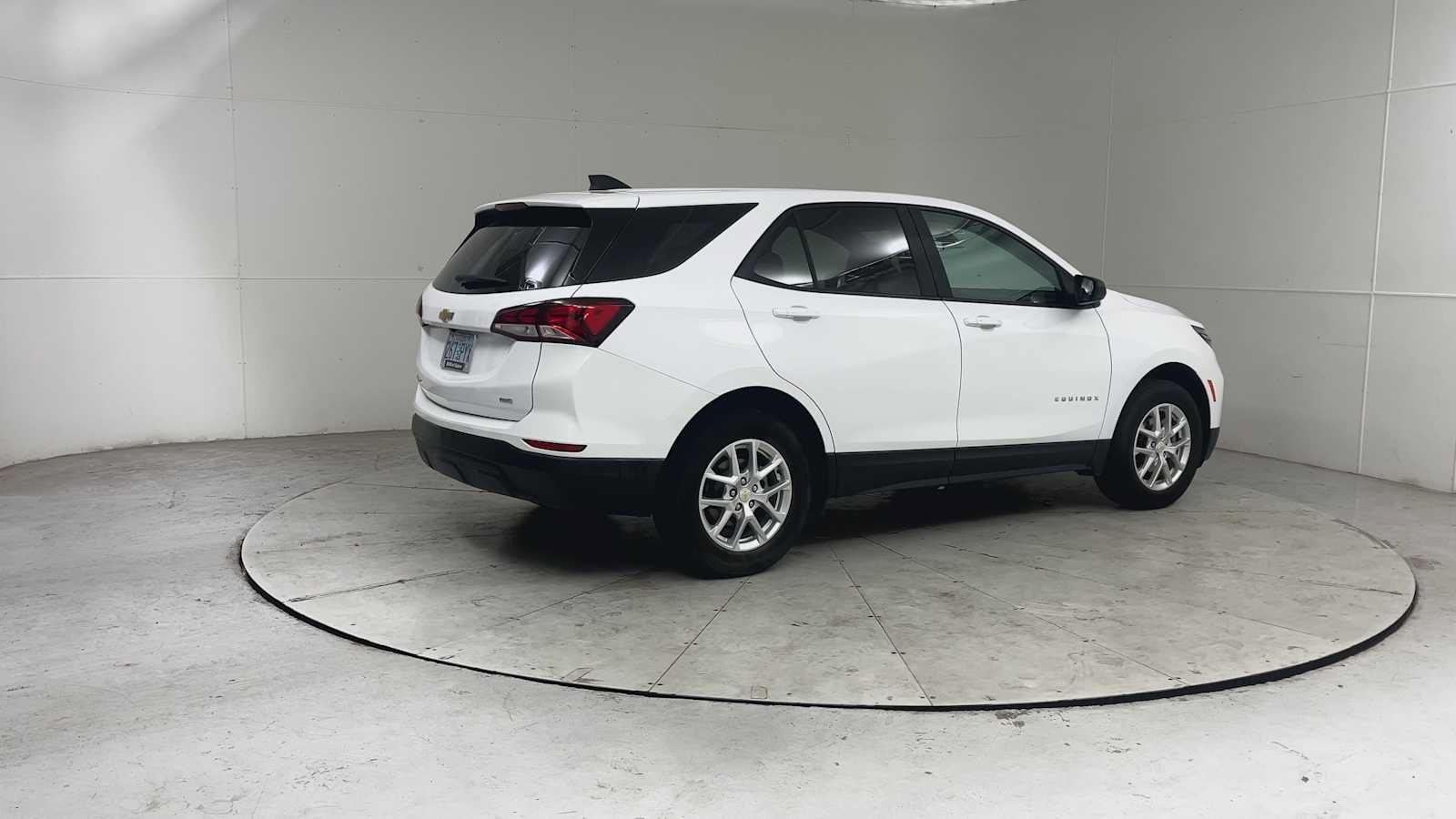 Used 2024 Chevrolet Equinox LS w/ LS Convenience Package AWD/4WD image 9
