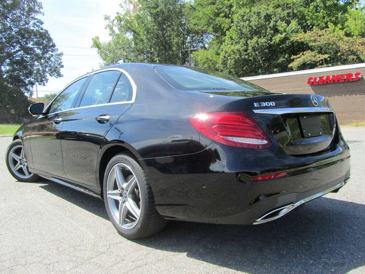 Used 2017 Mercedes-Benz E 300 4MATIC image 8