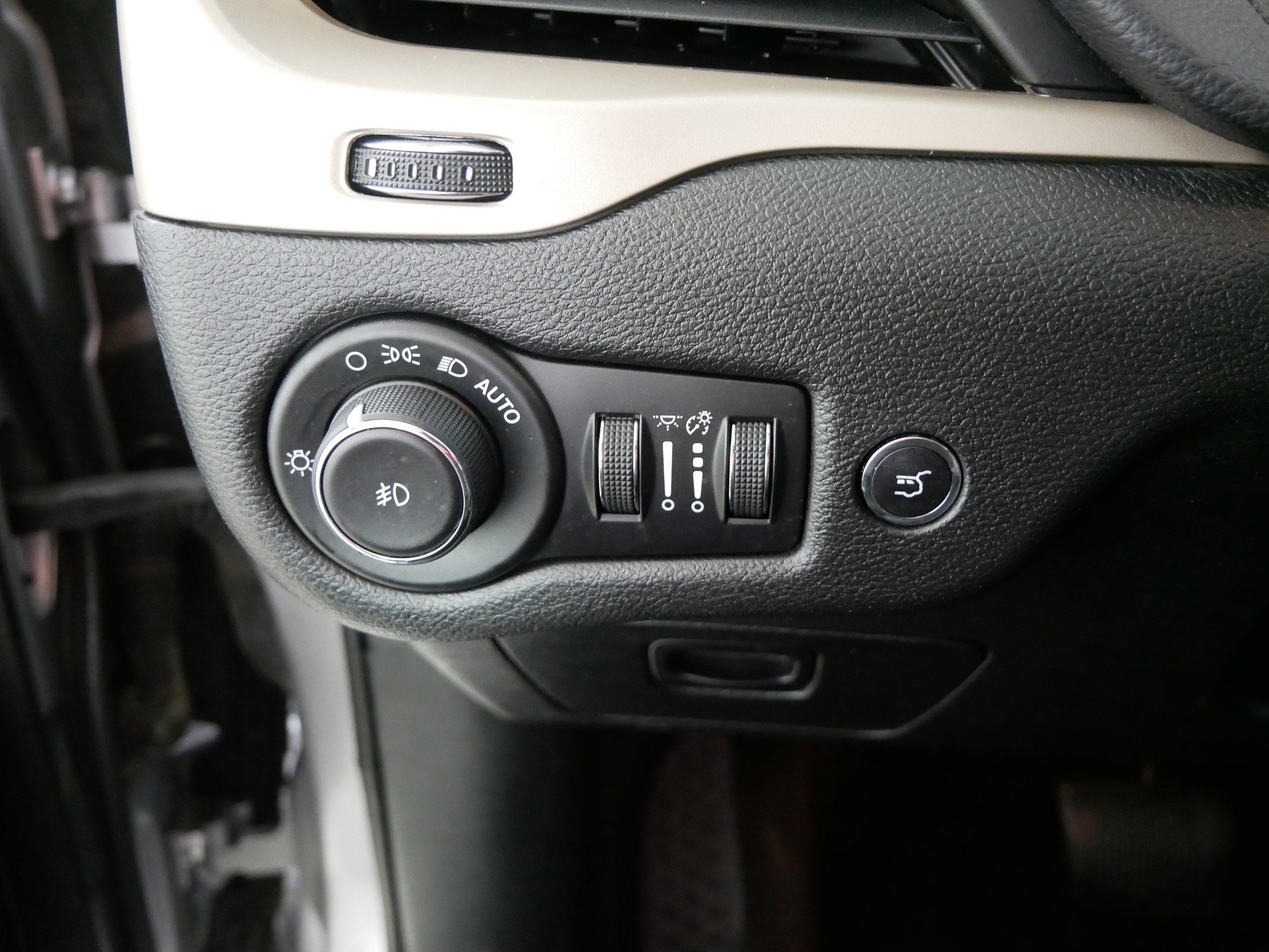 Used 2018 Jeep Cherokee Limited image 26