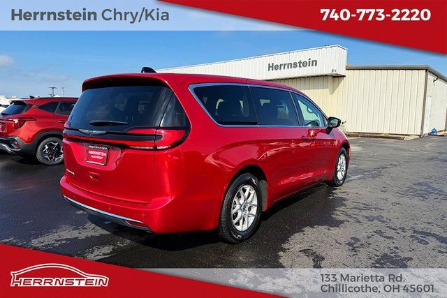 Used 2024 Chrysler Pacifica Touring-L image 30