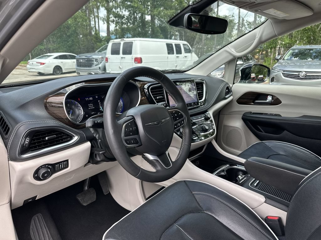 Used 2023 Chrysler Pacifica Limited FWD image 10