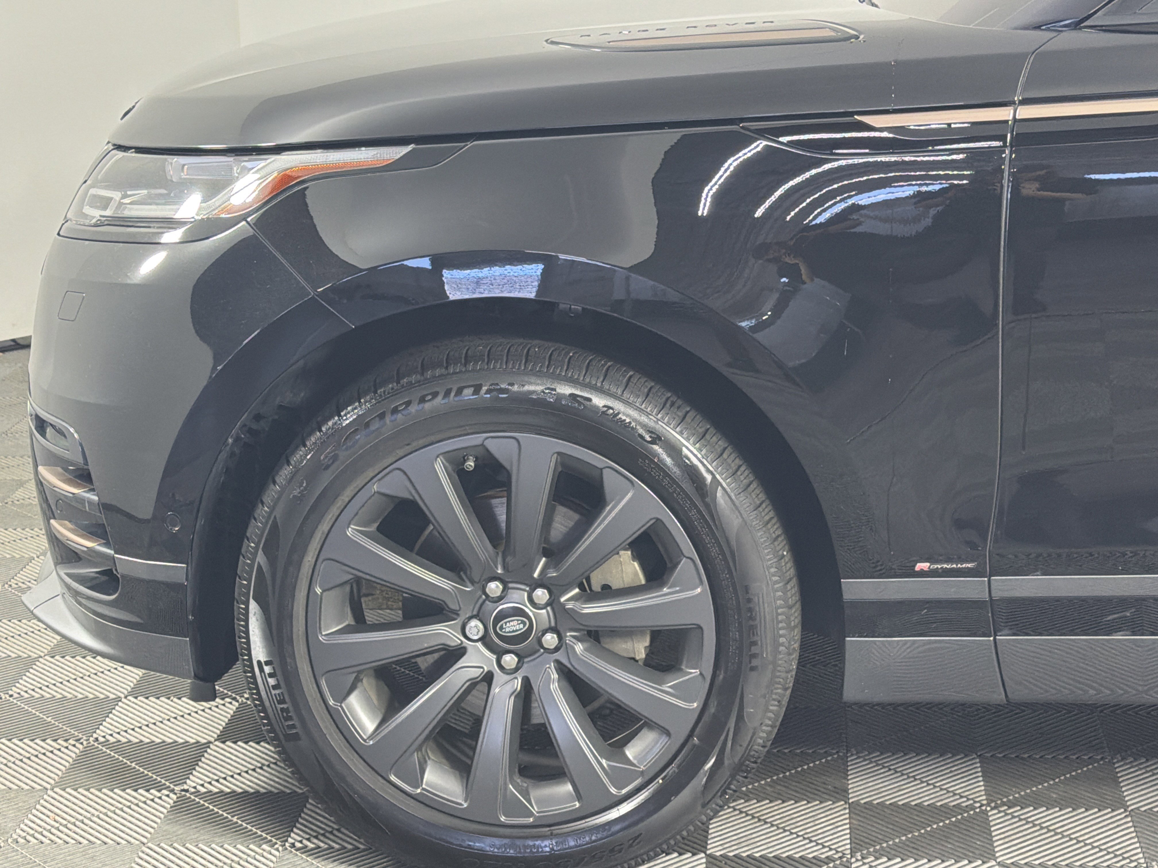 Used 2019 Land Rover Range Rover Velar R-Dynamic SE AWD/4WD image 4