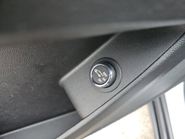 Used 2021 Chevrolet Traverse LT image 39