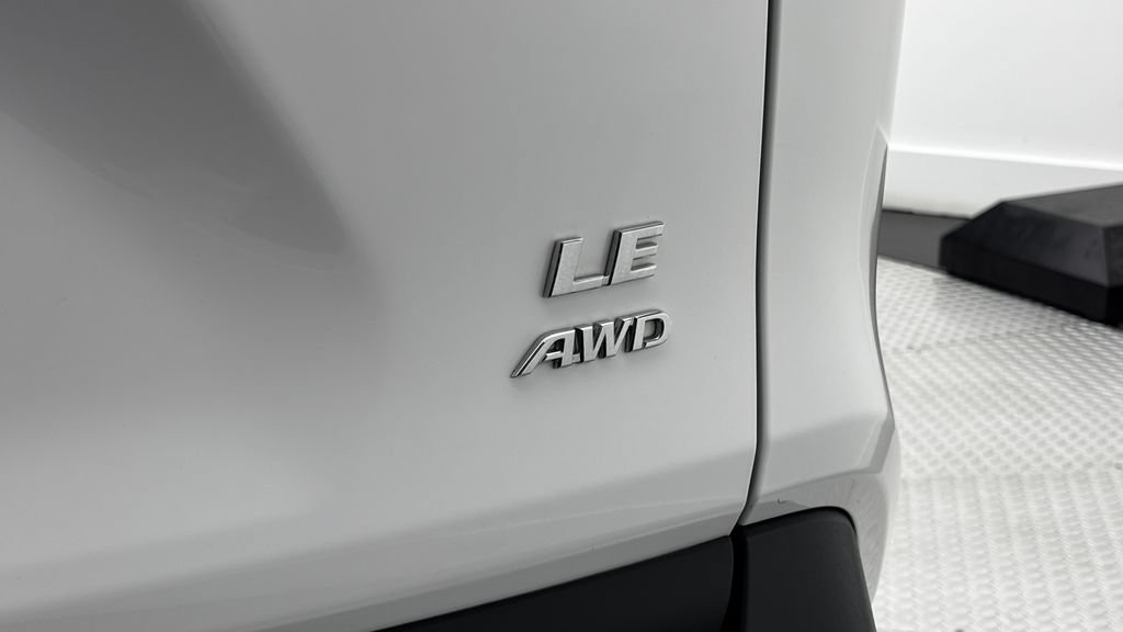 Used 2025 Toyota RAV4 LE AWD/4WD image 9