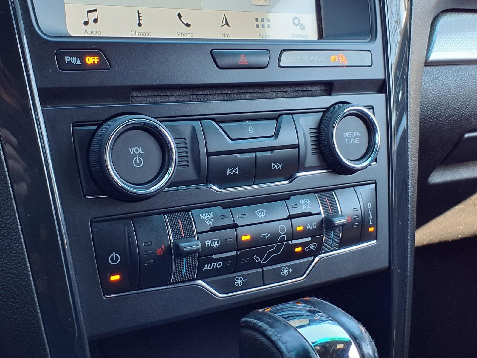 Used 2017 Ford Explorer XLT w/ Equipment Group 202A AWD/4WD image 15