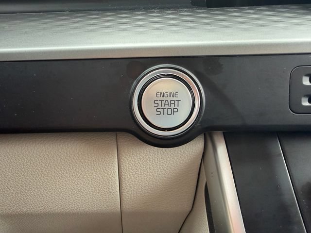 Used 2023 Kia Carnival LX FWD image 13