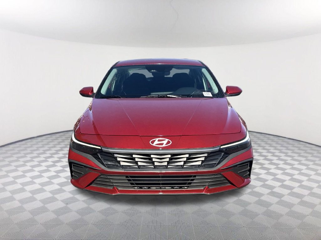 Used 2025 Hyundai Elantra SE FWD image 2