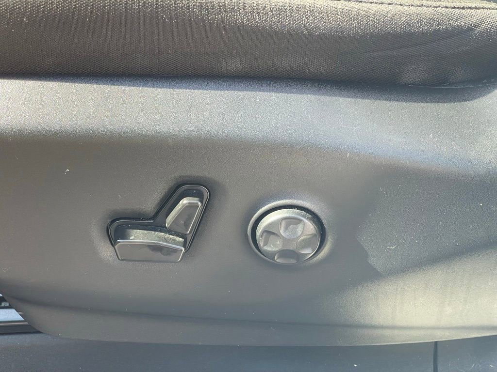 Used 2023 Chrysler Voyager LX image 15