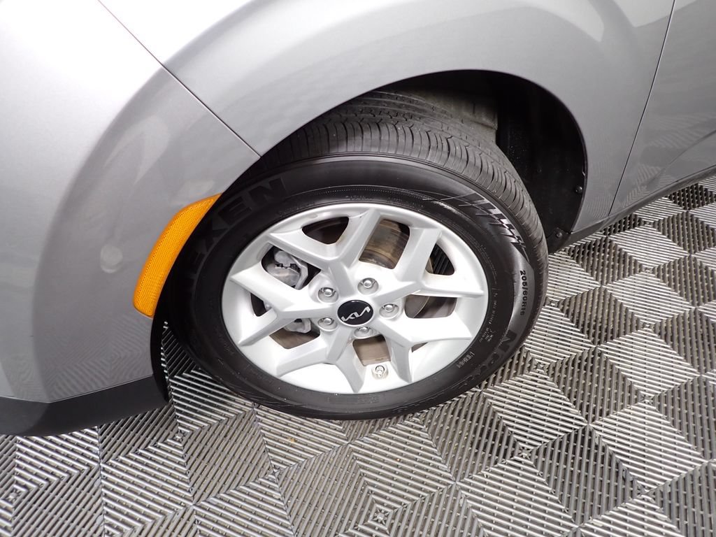 Used 2025 Kia Soul LX w/ LX Technology Package FWD image 36