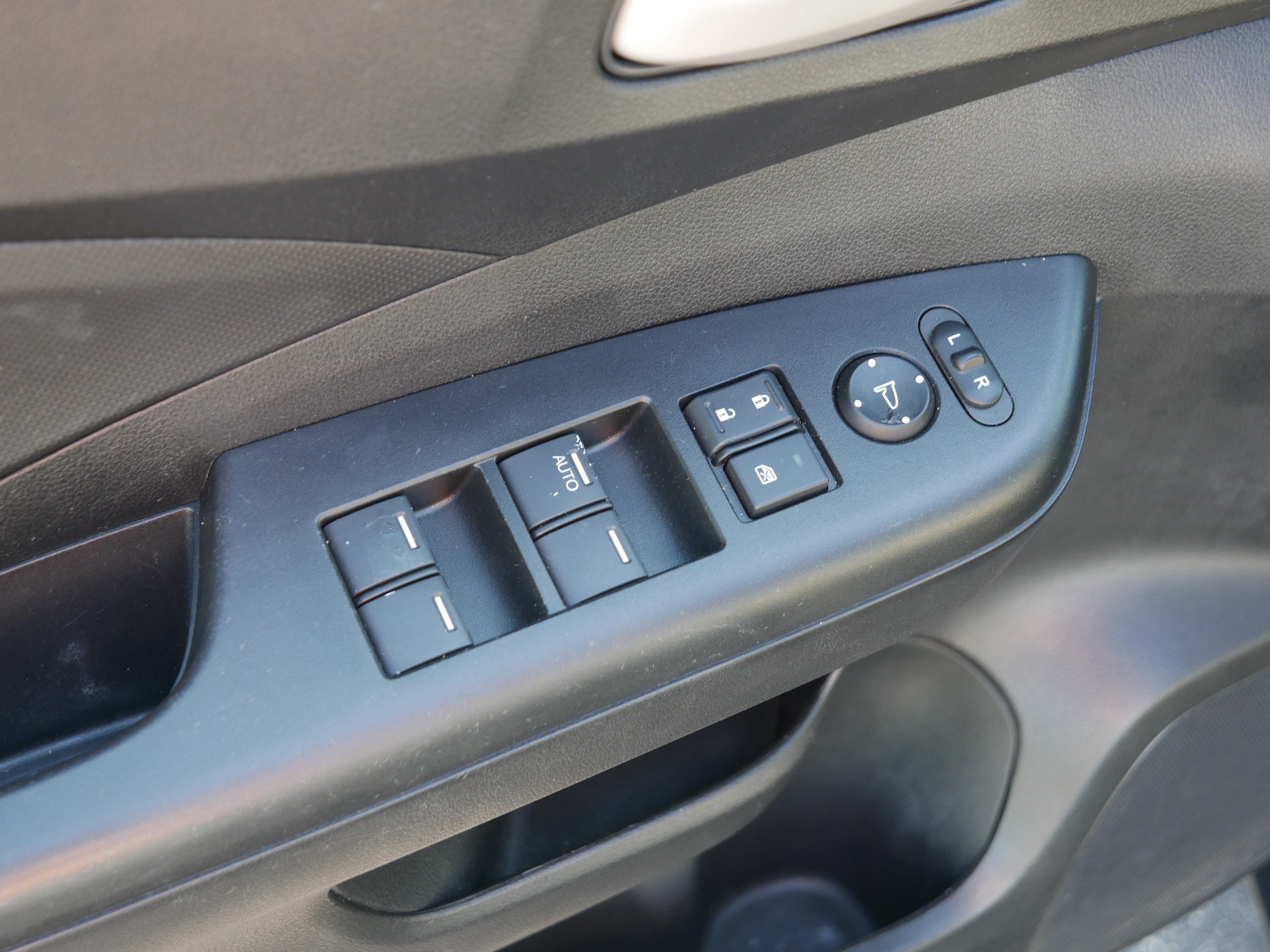 Used 2015 Honda CR-V LX image 19
