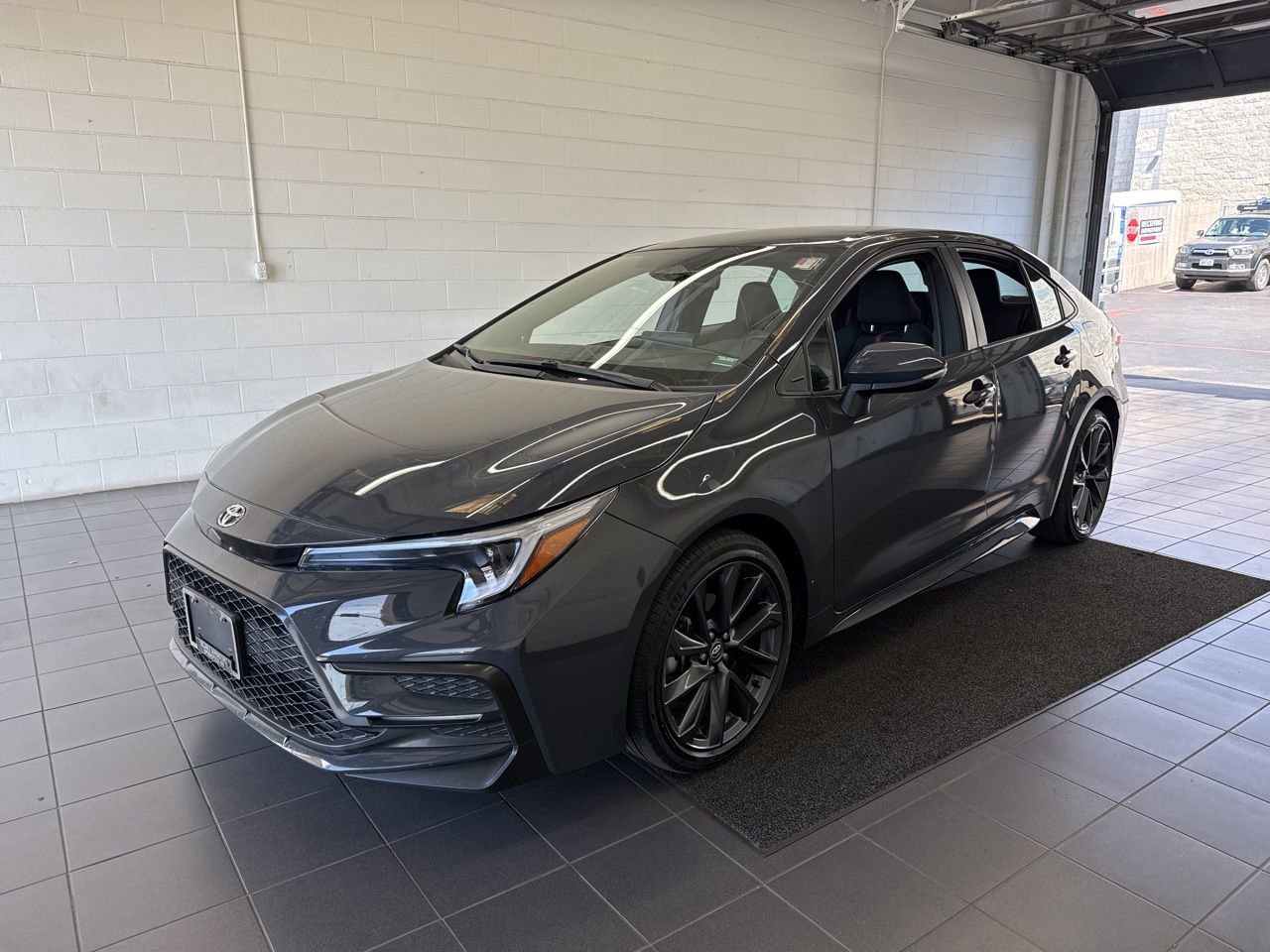 Used 2025 Toyota Corolla SE image 4